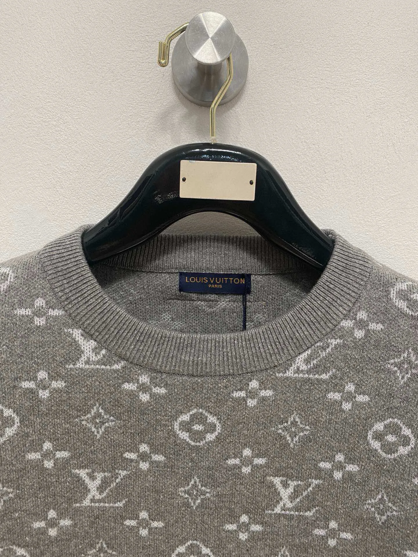 🅿️440 [LV Louis Vuitton] Autumn and winter classic lapel sweater, in full condition! ! ! Wool blended fabric, the latest model in 2025, golden ratio! ! Slim-fitting soft gold, versatile and practical item, the combination and practicality are extremely powerful, simple and elegant, and classy! To create your own style, it is highly recommended to buy it in two colors. The standard slim fit tailoring process is suitable for both young and old men. It is knitted from wool and will not cause any discomfort! While keeping warm, it is stylish, textured and wearable, and the classic logo with contrasting colors on the chest feels in place! ! Recommended for regular customers! ! Size M-3XL (maximum wear: 190 pounds)